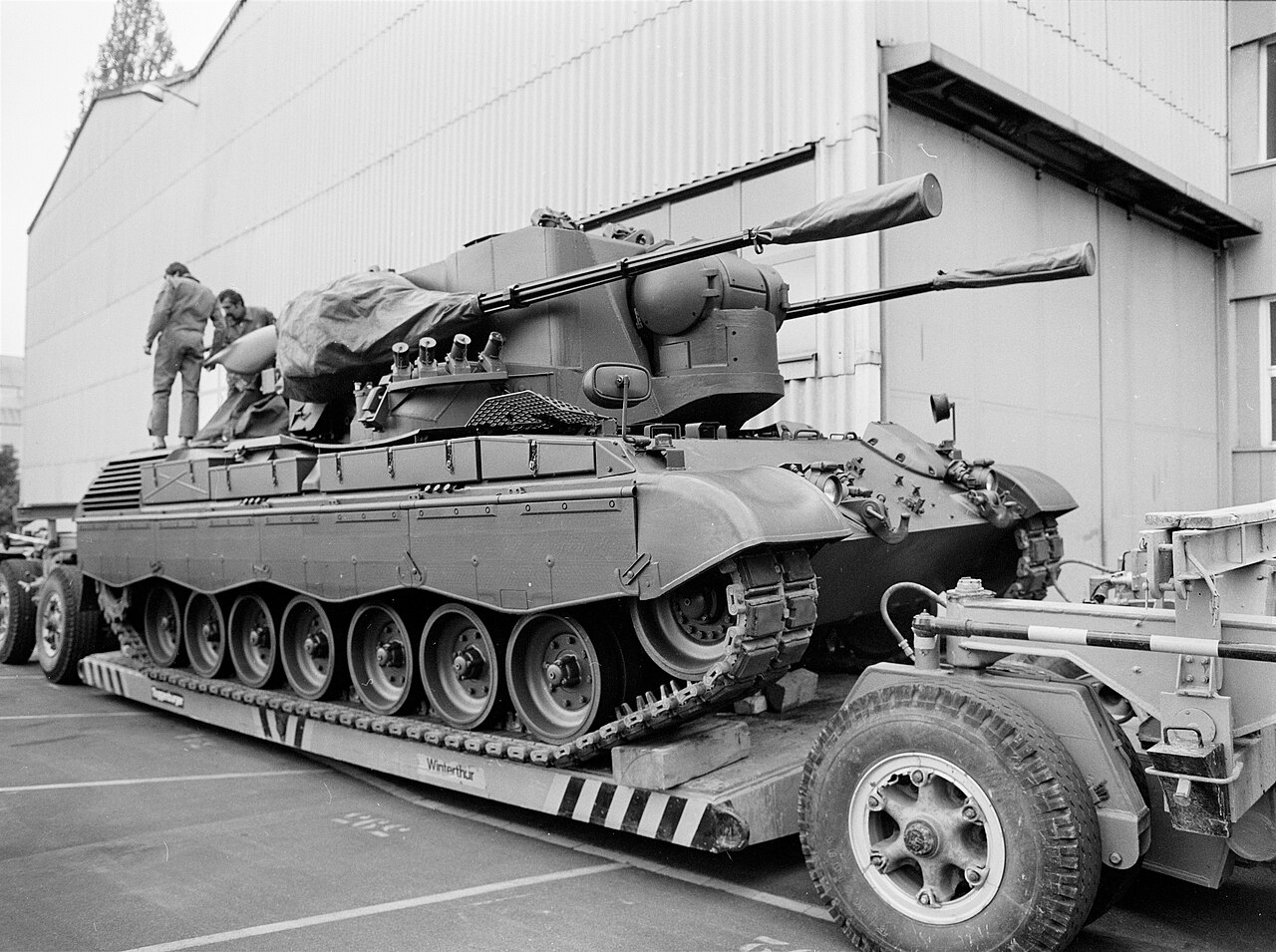 Flugabwehrkanonenpanzer Gepard Gesamtansicht seitlich, ohne Wappen oder Truppenkennzeichen im Bild