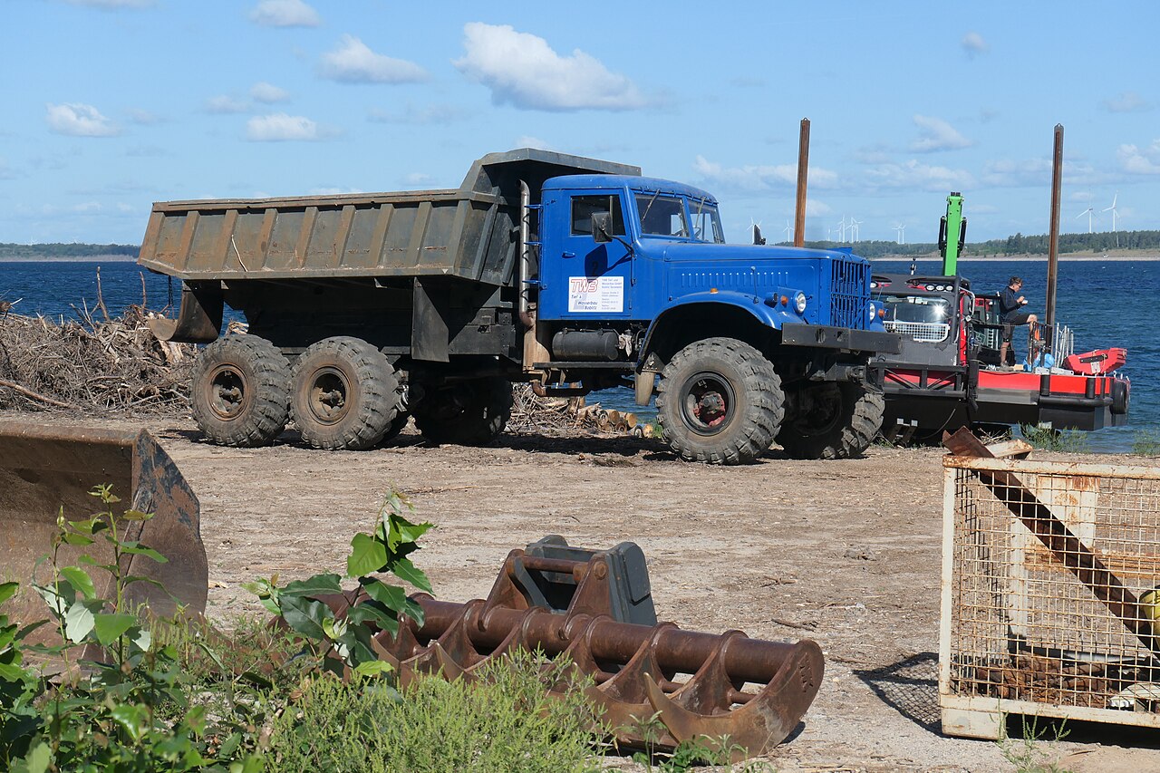 KrAZ-255B Gesamtansicht seitlich, ohne Wappen oder Truppenkennzeichen im Bild