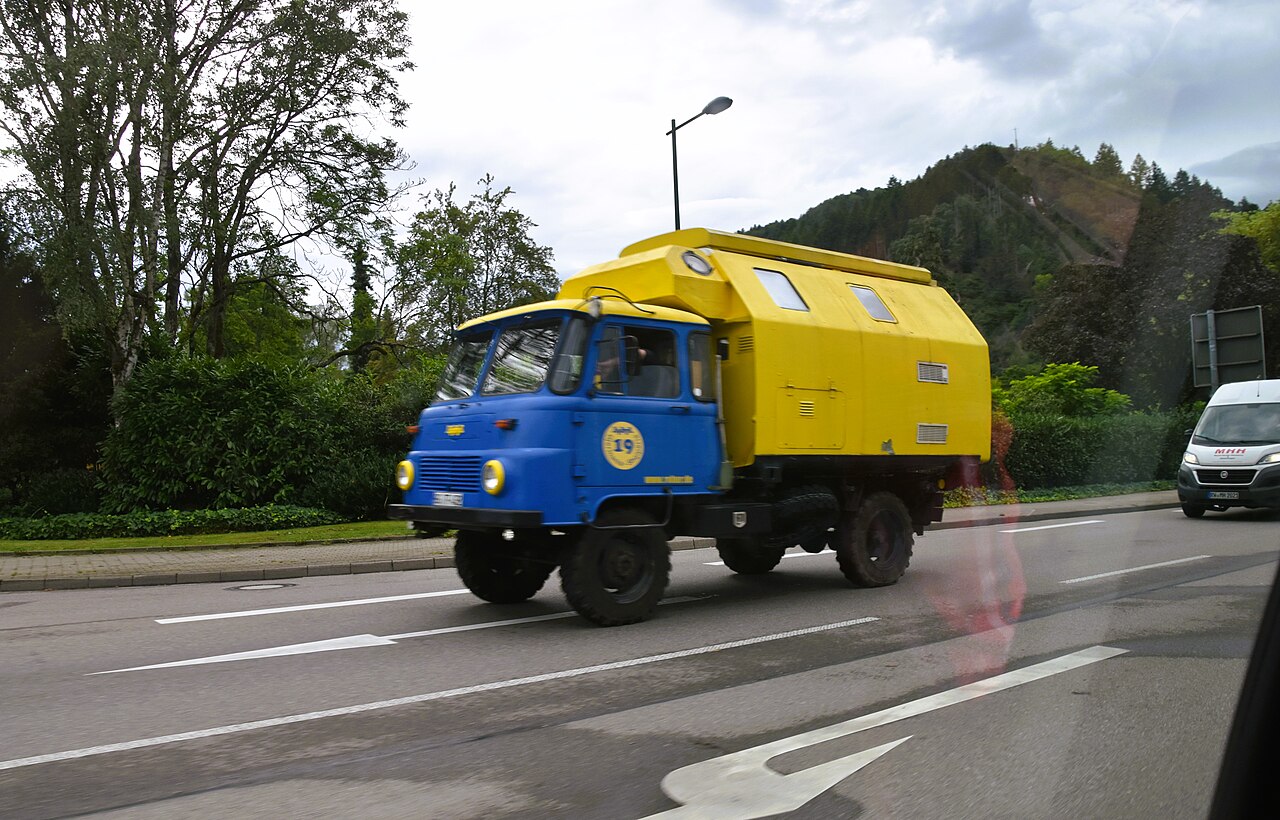 Robur LO 3000 Gesamtansicht seitlich, ohne Wappen oder Truppenkennzeichen im Bild