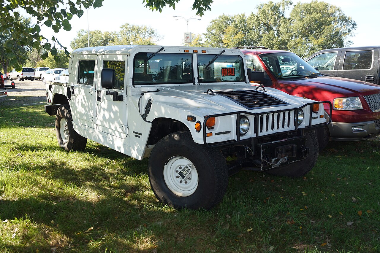 Hummer H1 Gesamtansicht seitlich, ohne Wappen oder Truppenkennzeichen im Bild
