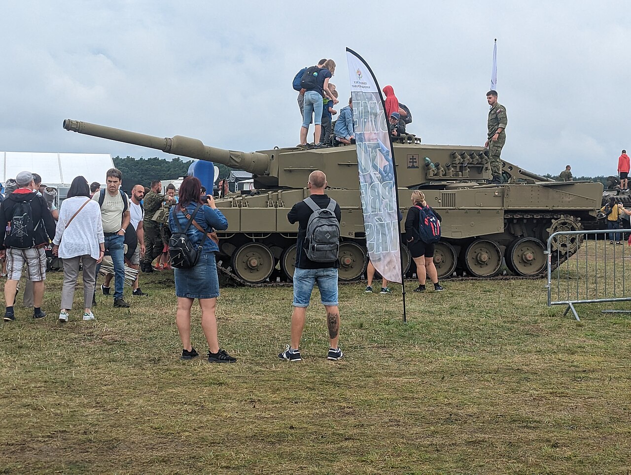 Leopard 2A4 Gesamtansicht seitlich, ohne Wappen oder Truppenkennzeichen im Bild