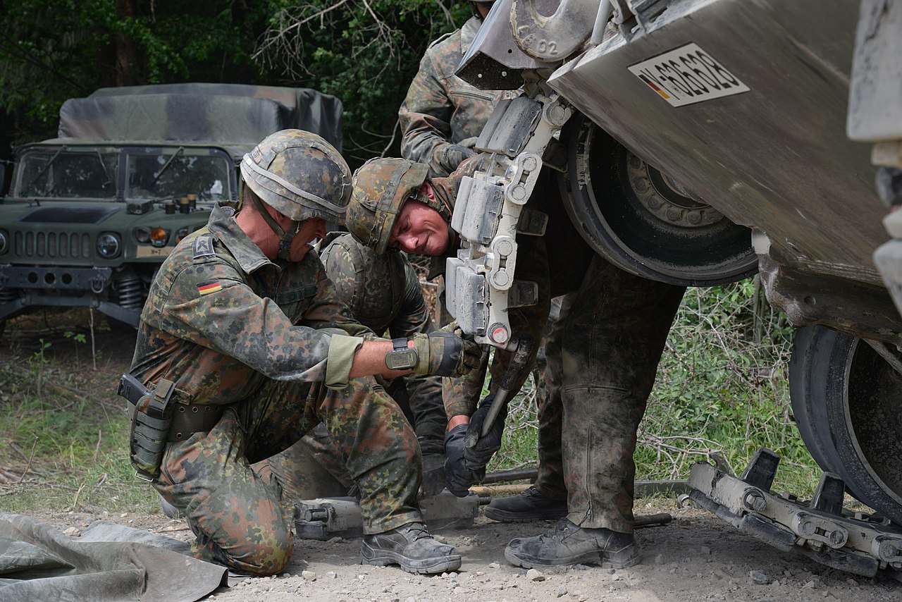 Leopard 2A6 Gesamtansicht seitlich, ohne Wappen oder Truppenkennzeichen im Bild
