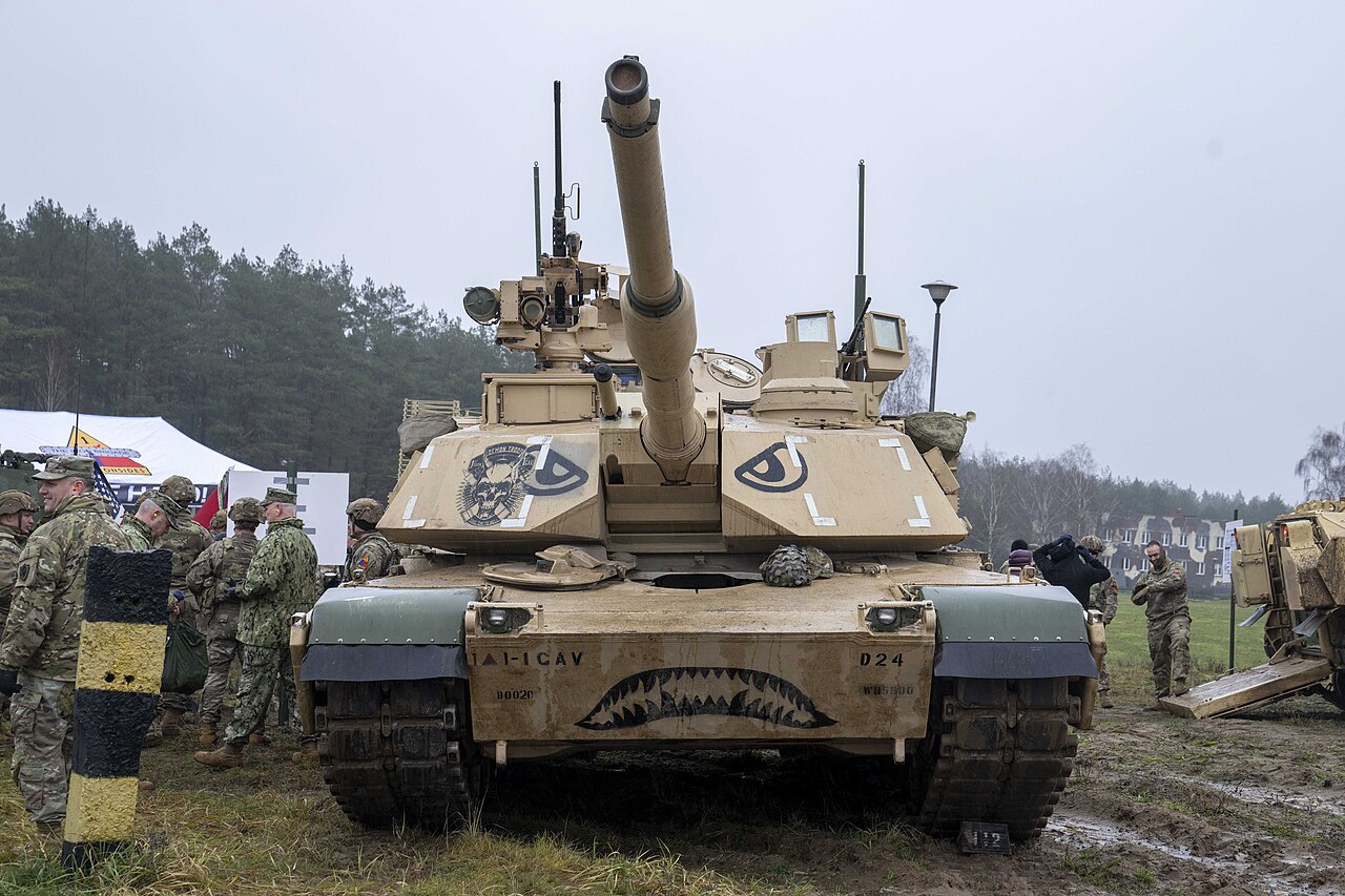M1 Abrams Gesamtansicht seitlich, ohne Wappen oder Truppenkennzeichen im Bild
