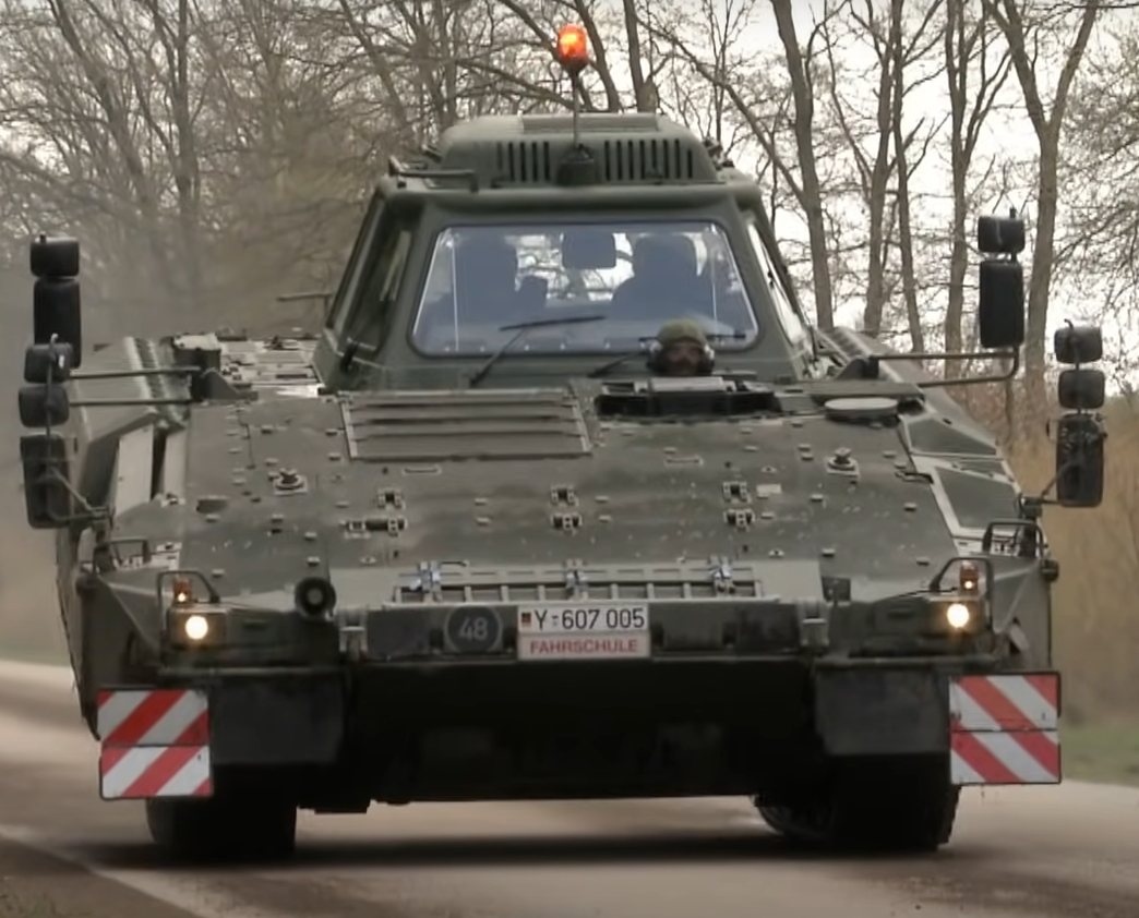 Schützenpanzer Puma als Fahrschulfahrzeug auf einer Landstraße
