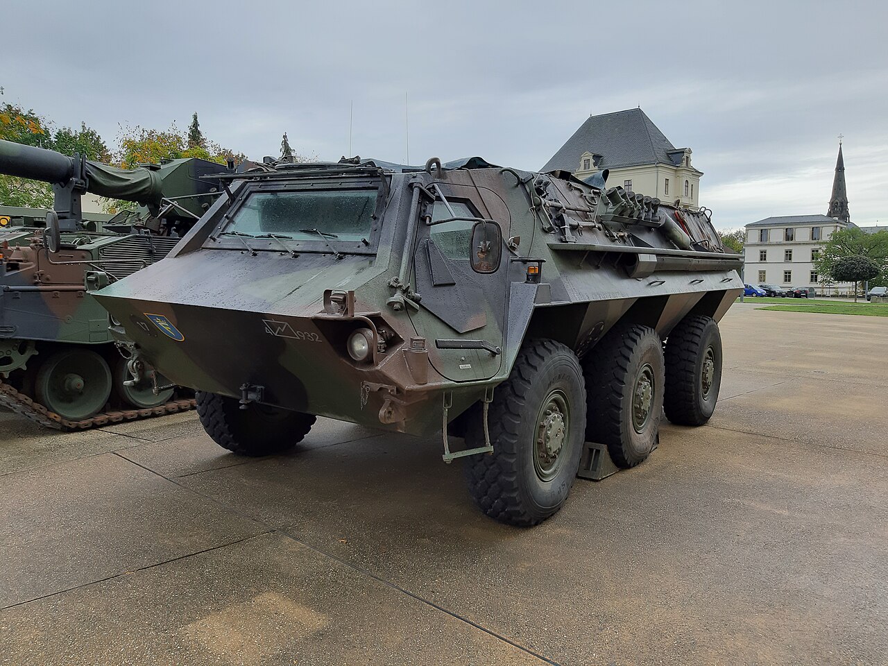 Transportpanzer Fuchs Gesamtansicht seitlich, ohne Wappen oder Truppenkennzeichen im Bild