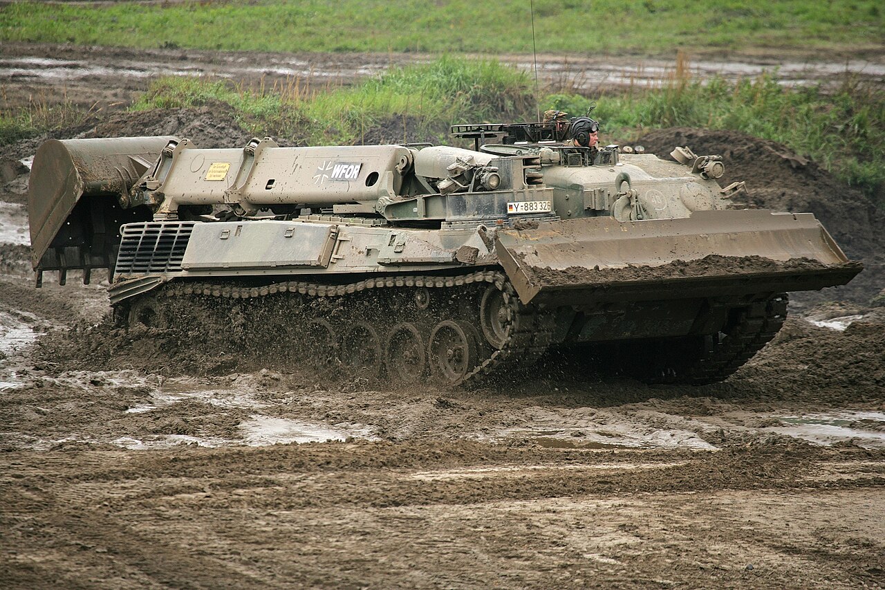 Pionierpanzer 2 Dachs Gesamtansicht seitlich, ohne Wappen oder Truppenkennzeichen im Bild