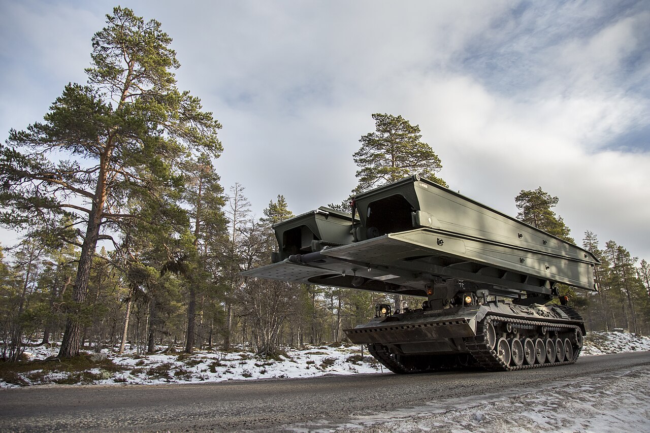 Brückenlegepanzer Biber Gesamtansicht seitlich, ohne Wappen oder Truppenkennzeichen im Bild