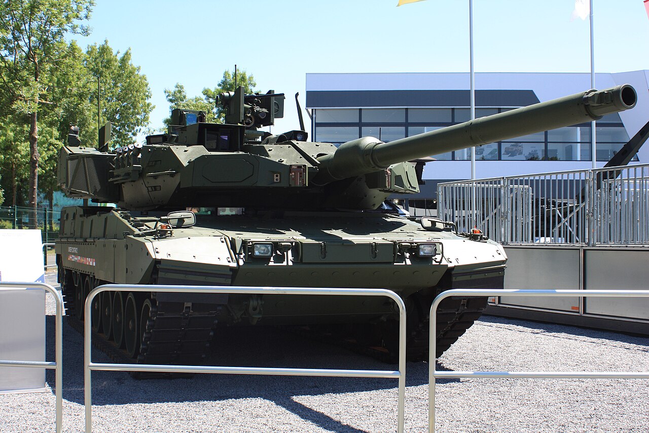 Leopard 2A8 Gesamtansicht seitlich, ohne Wappen oder Truppenkennzeichen im Bild