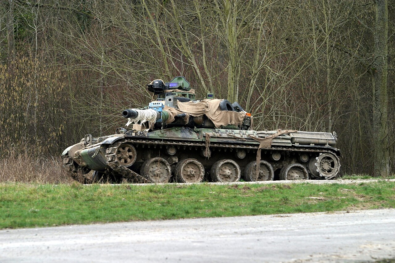 AMX-30 Gesamtansicht seitlich, ohne Wappen oder Truppenkennzeichen im Bild